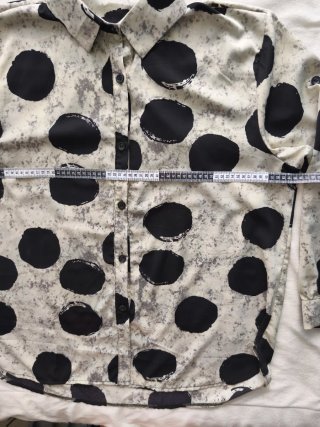 Camisa larga mujer lunares beige y negro