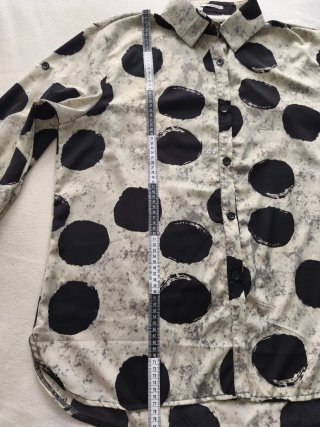 Camisa larga mujer lunares beige y negro