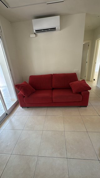 Sofá de tela rojo muy cómodo