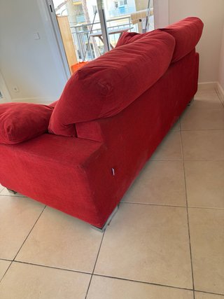Sofá de tela rojo muy cómodo