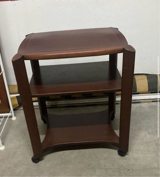 Mesa auxiliar de madera con ruedas