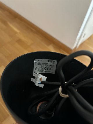 Lámpara de techo de Ikea negra con interior dorado