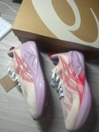Asics Novablast 5 Rosa/Morado Talla 40