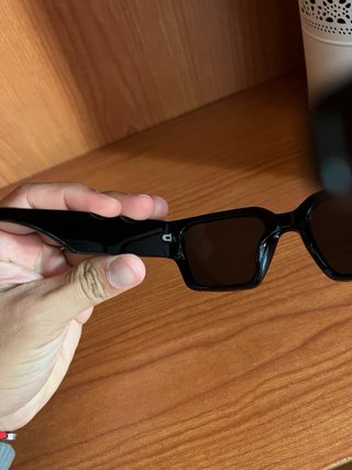 Gafas de sol negras logo dorado