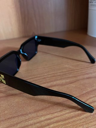 Gafas de sol negras logo dorado