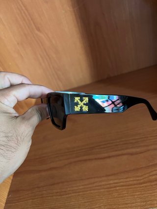 Gafas de sol negras logo dorado