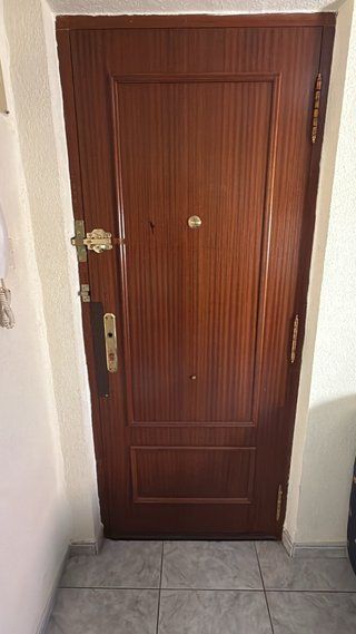 Puerta blindada madera con cerradura, cerrojo