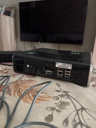 Xbox 360 con 2 mandos y accesorios