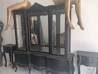 Vitrina vintage negra con 2 mesitas