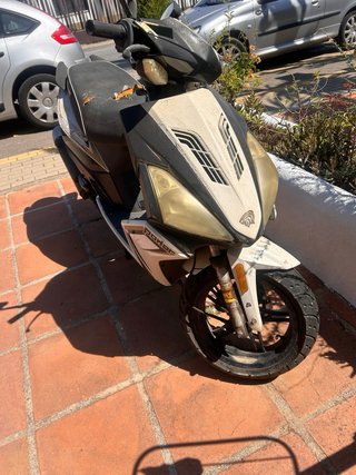 Scooter deportiva parada hace tiempo
