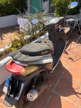 Scooter deportiva parada hace tiempo