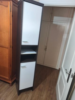 Armario de baño marrón y blanco