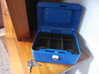 Caja de caudales azul con bandeja y llaves