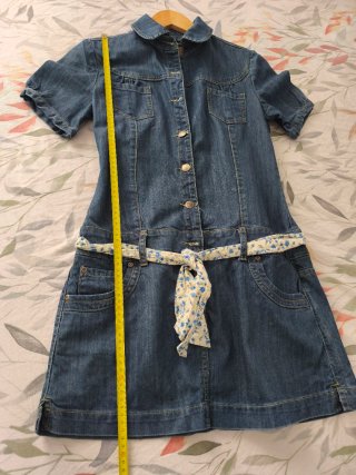 Vestido vaquero corto con cinturón floral