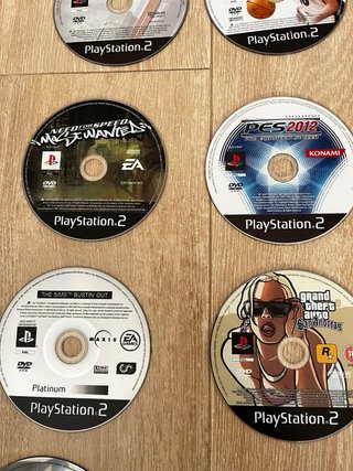 PlayStation 2 con 2 mandos y juegos