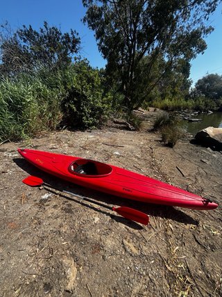 Kayak rojo con remo