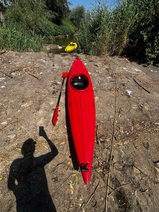 Kayak rojo con remo
