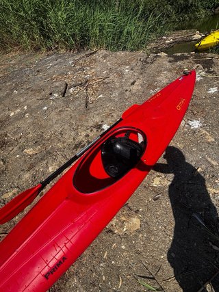 Kayak rojo con remo