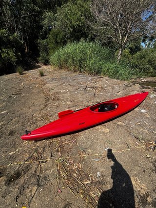 Kayak rojo con remo