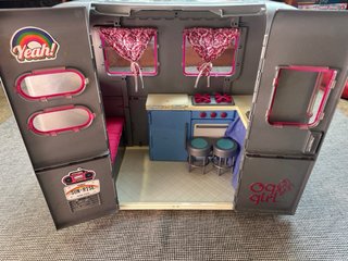 Caravana Our Generation con Accesorios