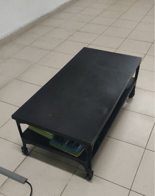 Mesa baja metálica negra con ruedas