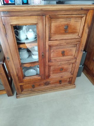 Mueble de esquina de madera y cristal