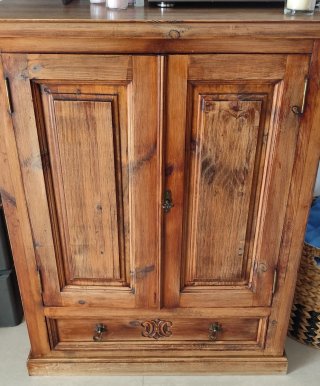 Mueble de esquina de madera y cristal