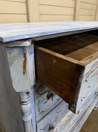 Cómoda/cajonera . Detalles tallados