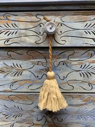 Cómoda/cajonera . Detalles tallados
