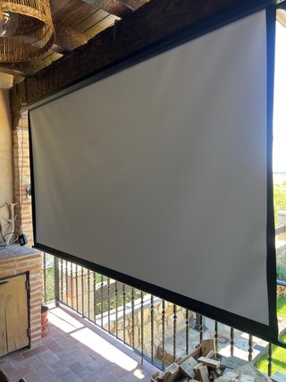 Pantalla de proyección mototizada