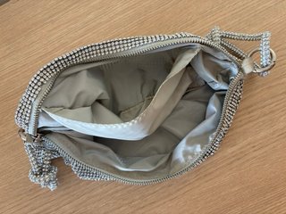 Bolso de fiesta plateado con pedrería