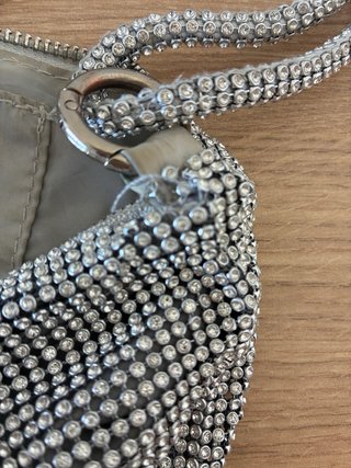 Bolso de fiesta plateado con pedrería