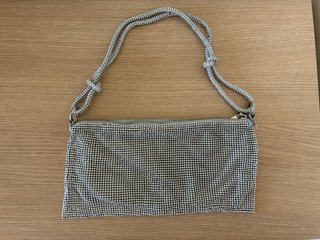 Bolso de fiesta plateado con pedrería