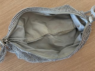 Bolso de fiesta plateado con pedrería