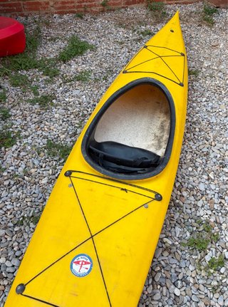 Kayak de mar amarillo