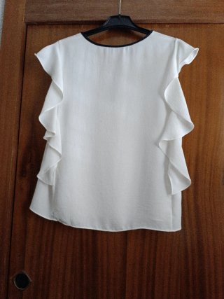 Blusa Mango blanca con volantes y lazo