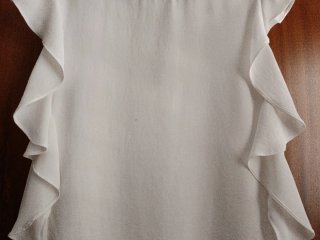 Blusa Mango blanca con volantes y lazo
