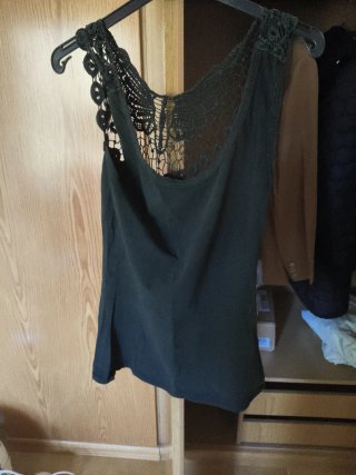 Camiseta tirantes con encaje negro