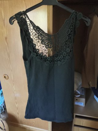 Camiseta tirantes con encaje negro