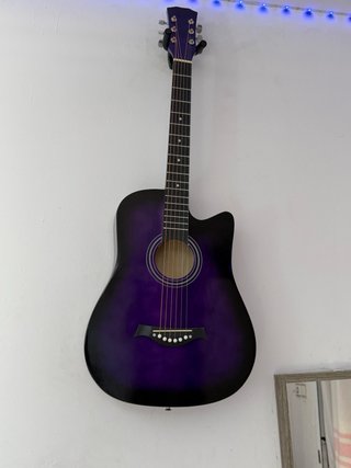 Guitarra acústica con un diseño moderno y llamativ