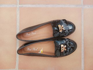 Mocasines negros charol con flecos y detalle dorad