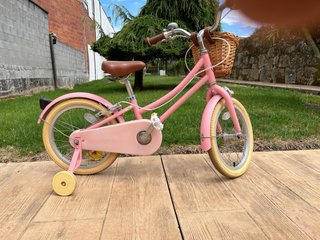 Bicicleta infantil rosa con ruedines