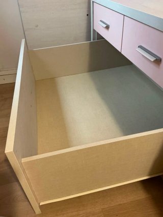 Cama individual, ya desmontada.