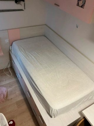 Cama individual, ya desmontada.