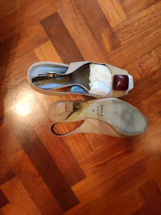 Sandalias de piel beige con detalle delantero.