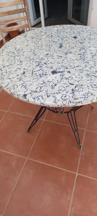 Mesa de jardín de mármol y patas forja