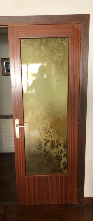 6 puertas de madera,3 de cristal y 1 puerta doble
