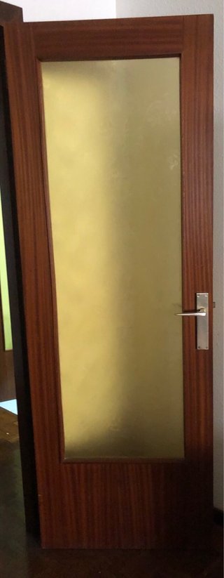 6 puertas de madera,3 de cristal y 1 puerta doble