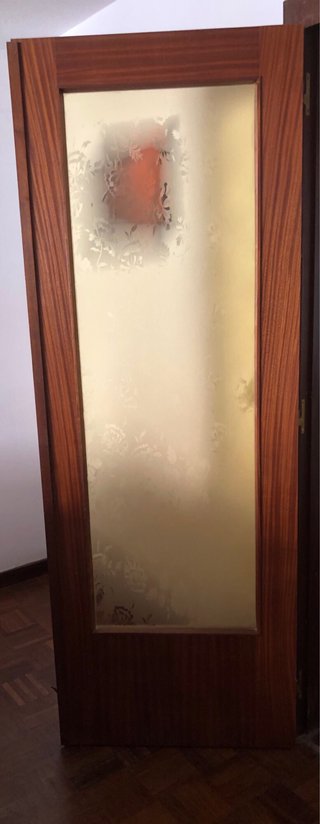 6 puertas de madera,3 de cristal y 1 puerta doble