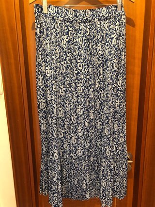 Falda larga estampada azul y blanca
